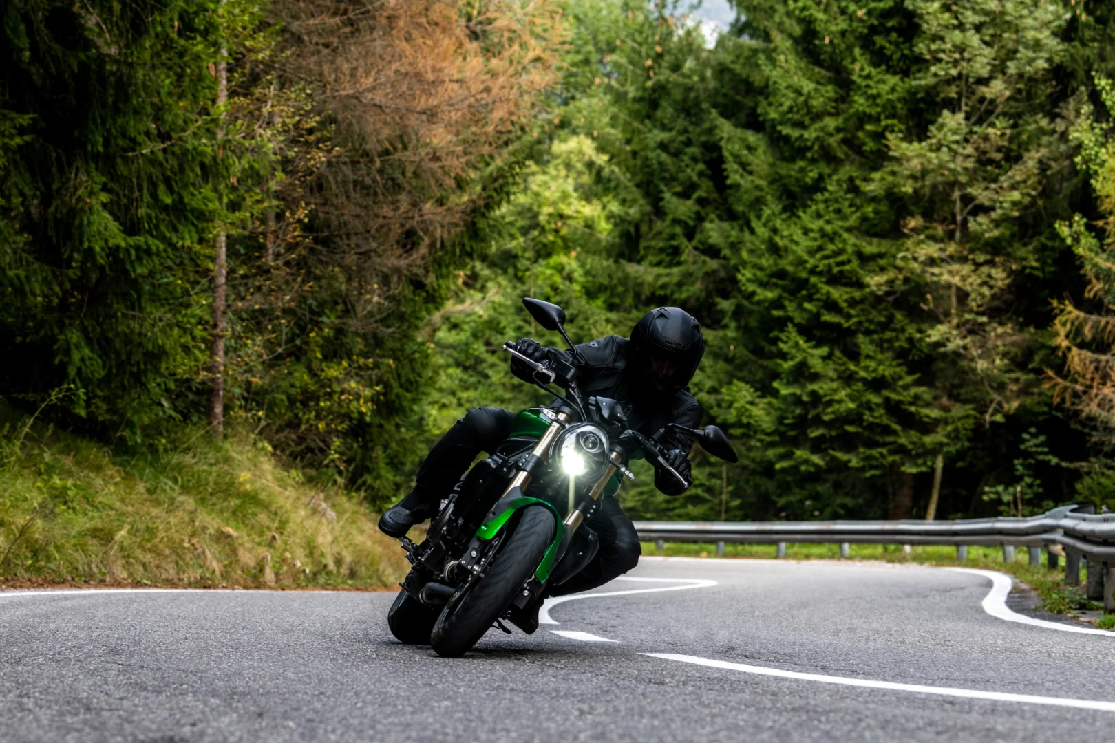 Benelli Neufahrzeug von Rinos Bike & Passion auf der Strasse