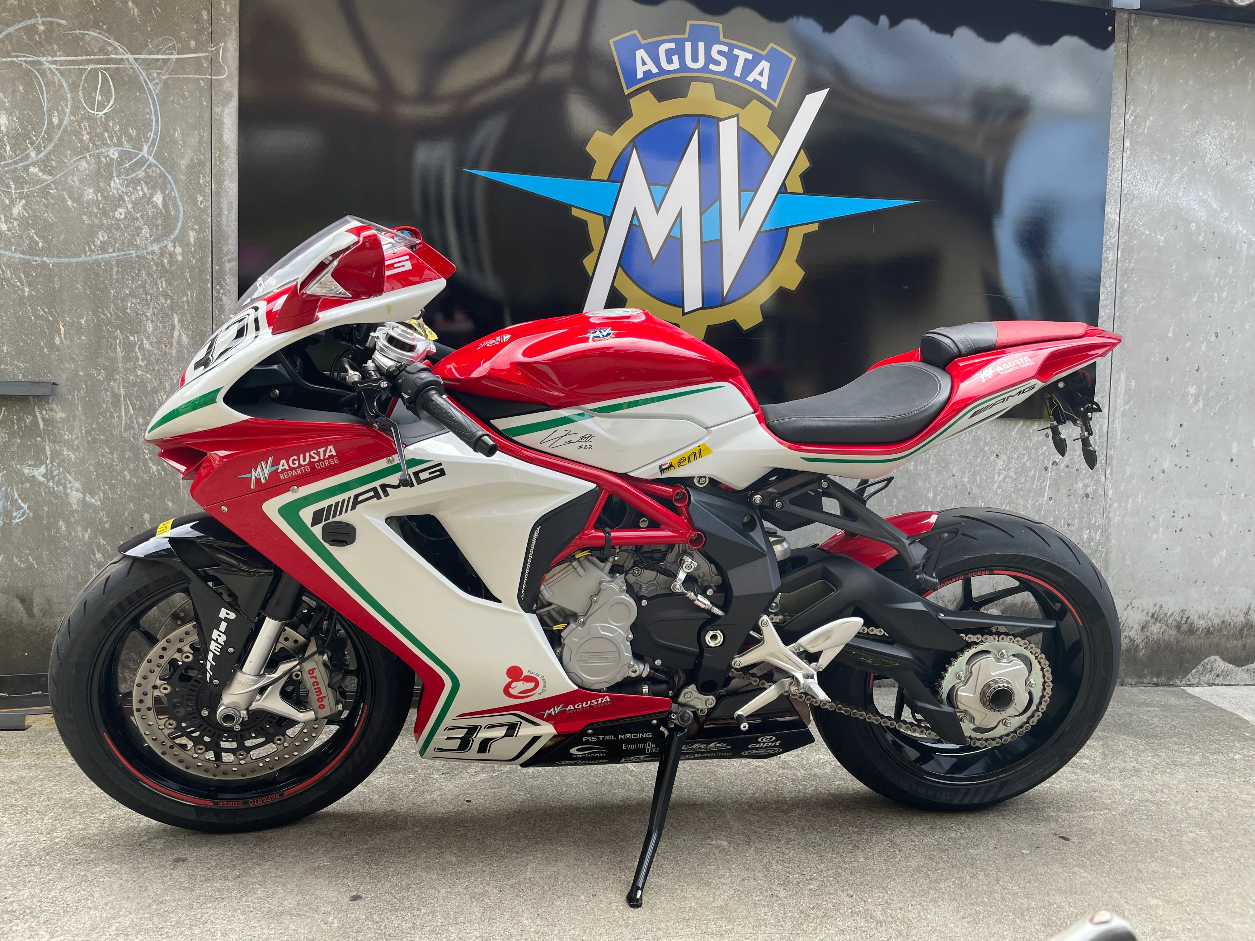 MV Agusta Reparto Corse Branding im Showroom von Rinos Bike & Passion