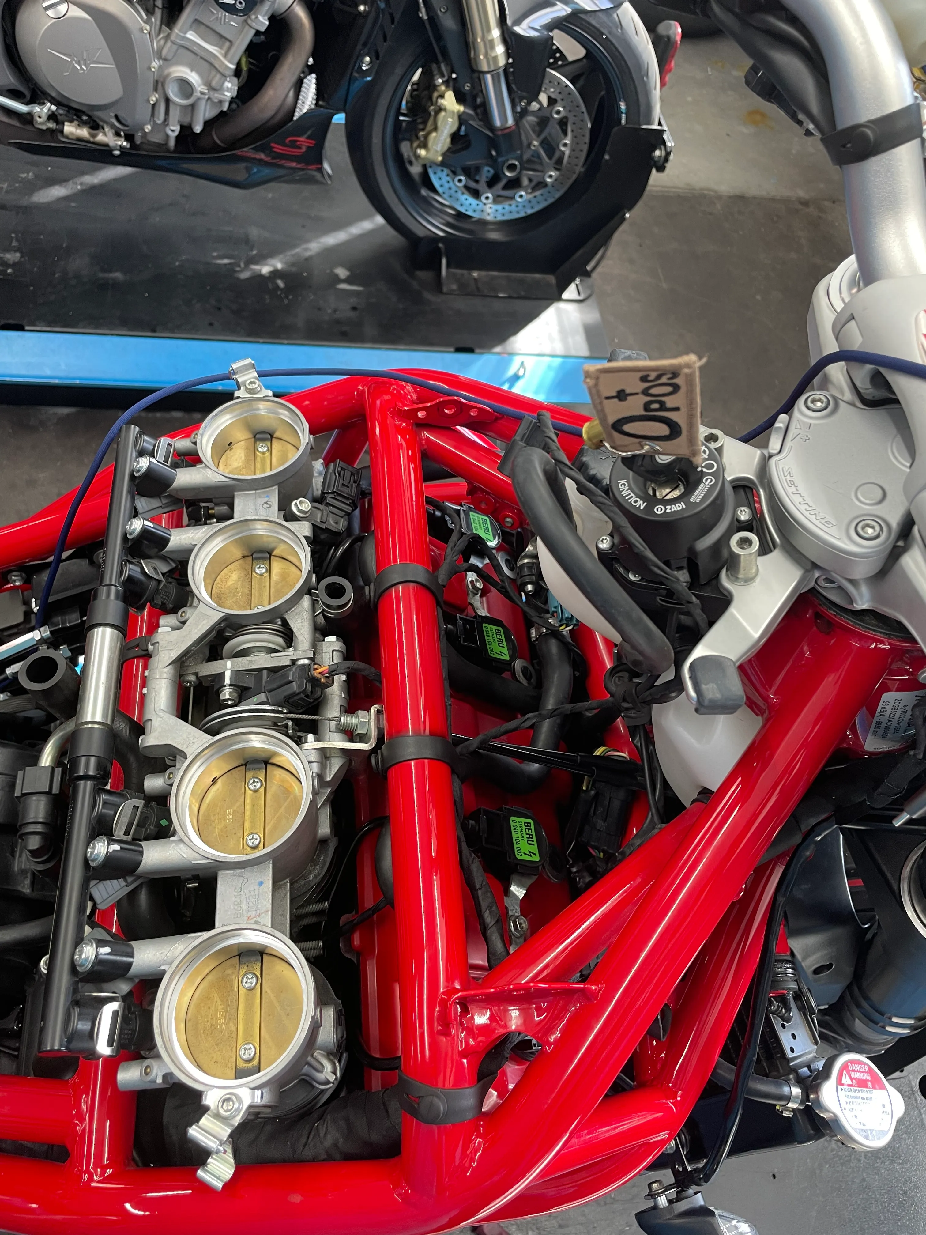 Motorrad in geöffneter Reparaturstellung in der Werkstatt von Rinos Bike & Passion