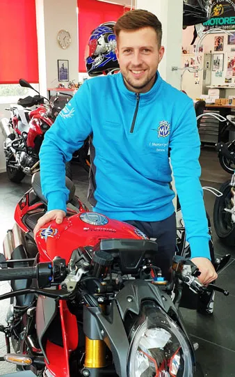 Brian Arnold bei Servicearbeiten in der Werkstatt von Rinos Bike & Passion in Wangen b. Dübendorf