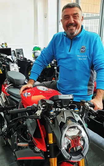 Inhaber Rino Sapienza in der Werkstatt von Rinos Bike & Passion in Wangen b. Dübendorf