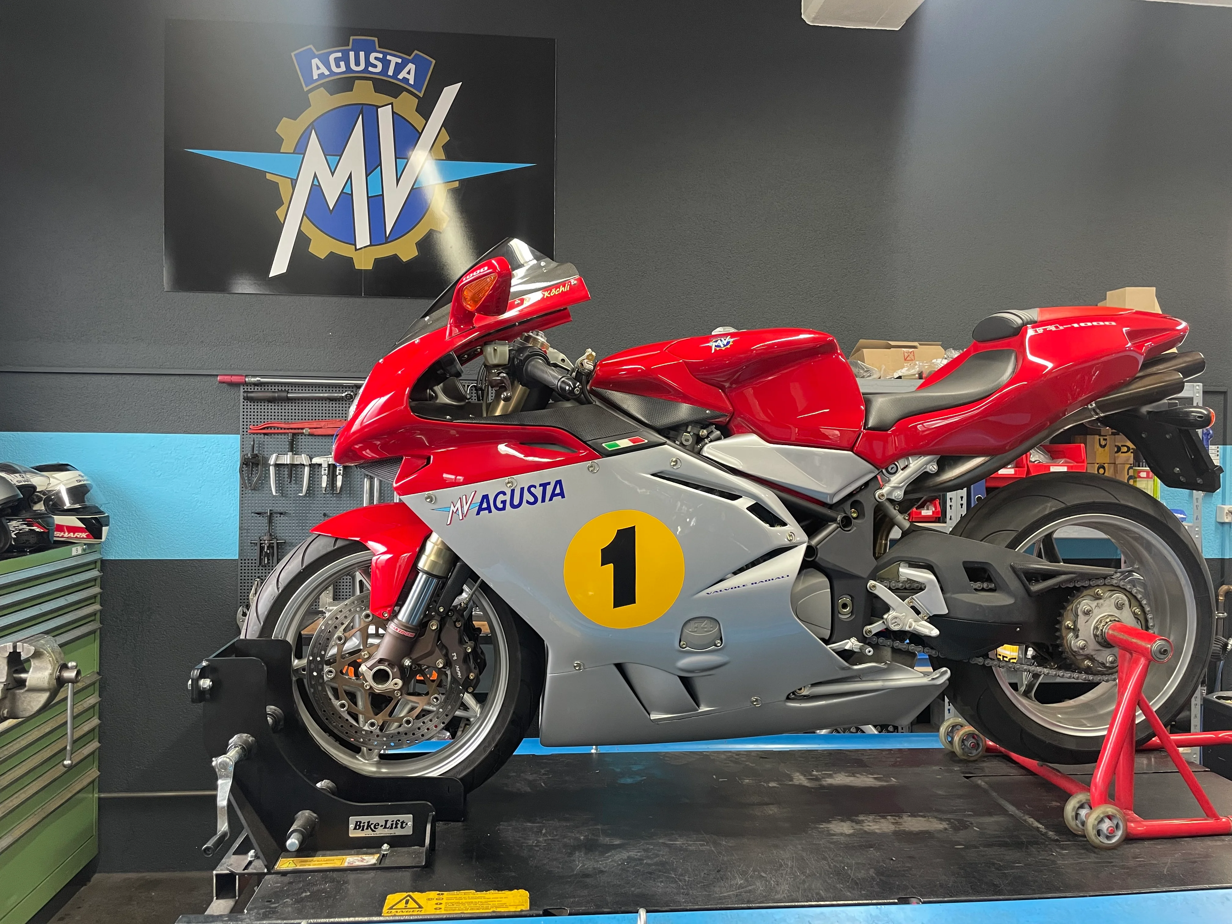 Rote MV Agusta F4 mit Startnummer 1 auf der Hebebühne in der Werkstatt