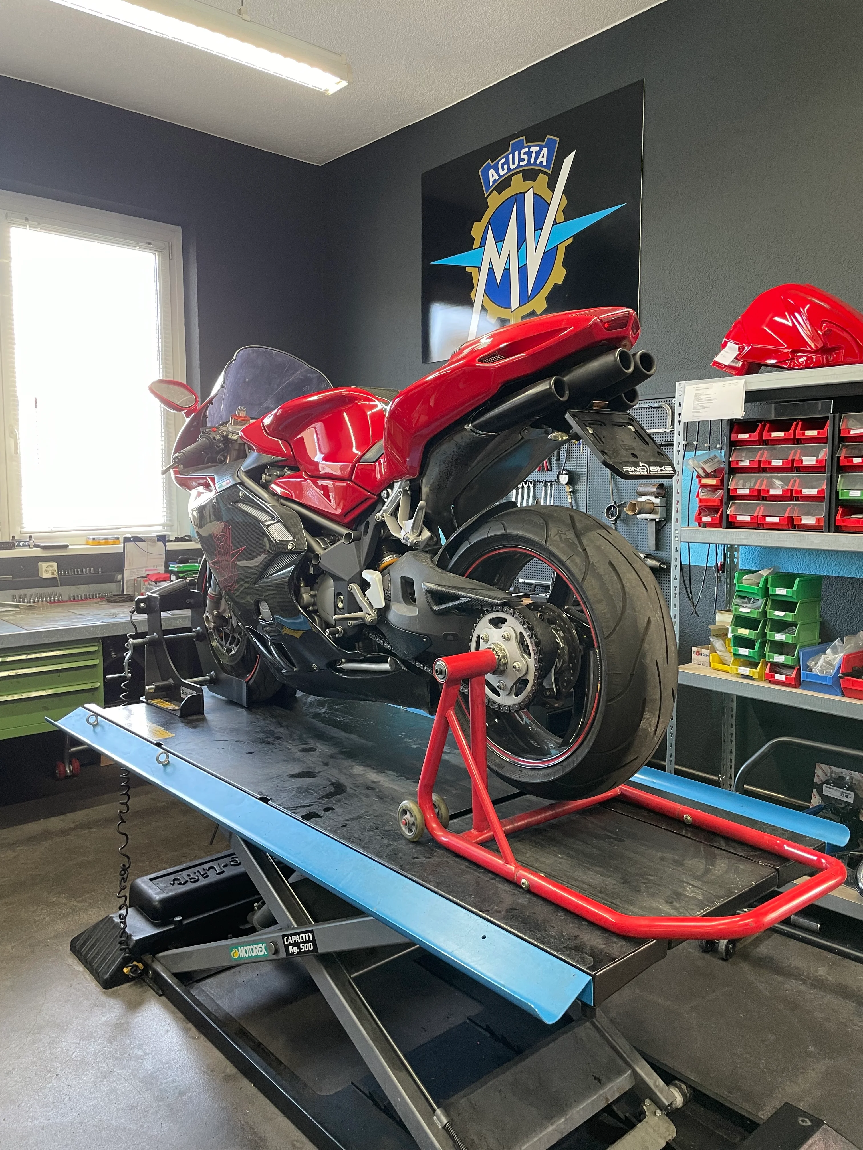 Rote MV Agusta Heckansicht mit Vierfach-Auspuff auf Hebebühne