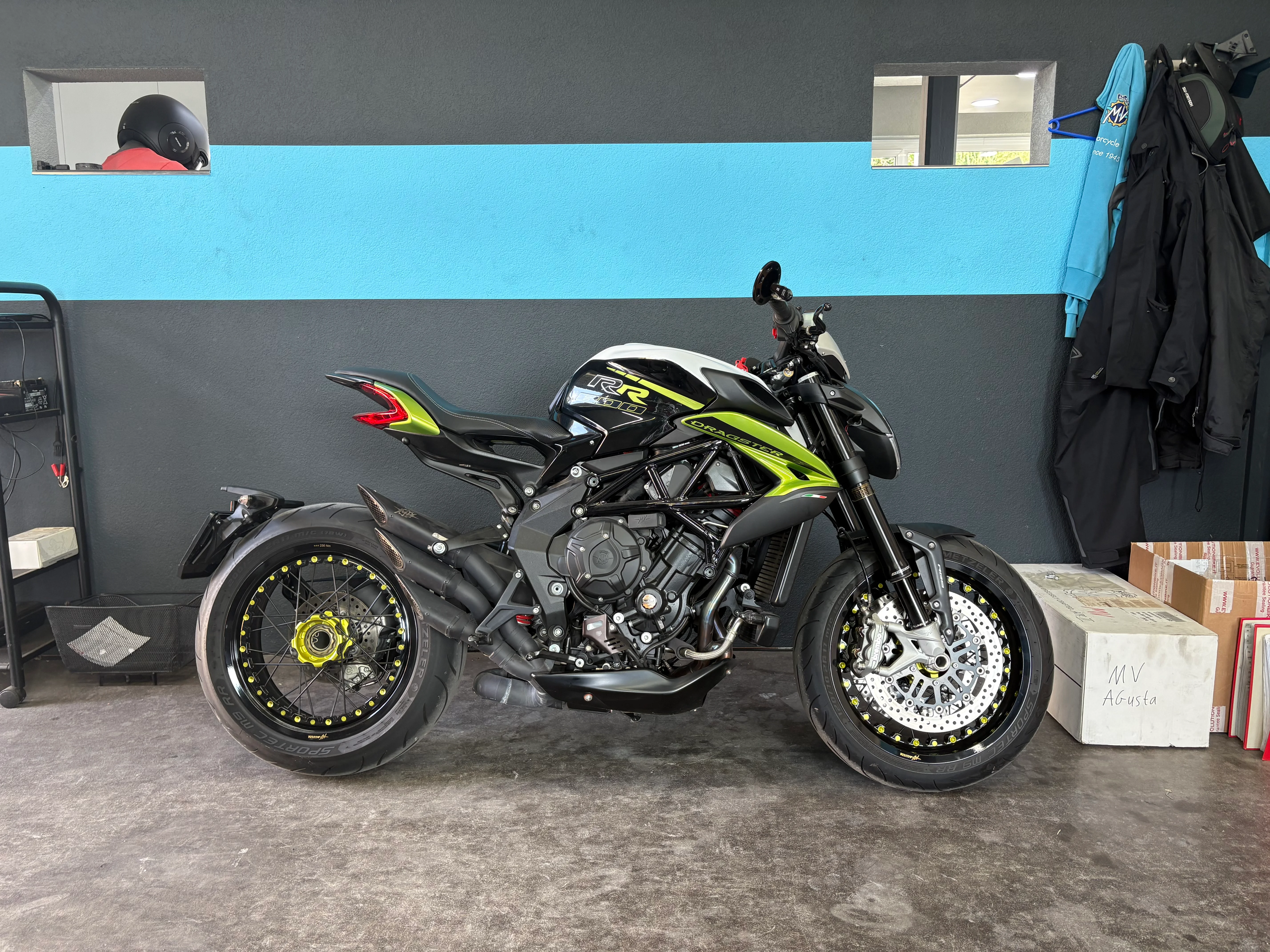 Schwarz-gelbe MV Agusta Dragster RR im Showroom