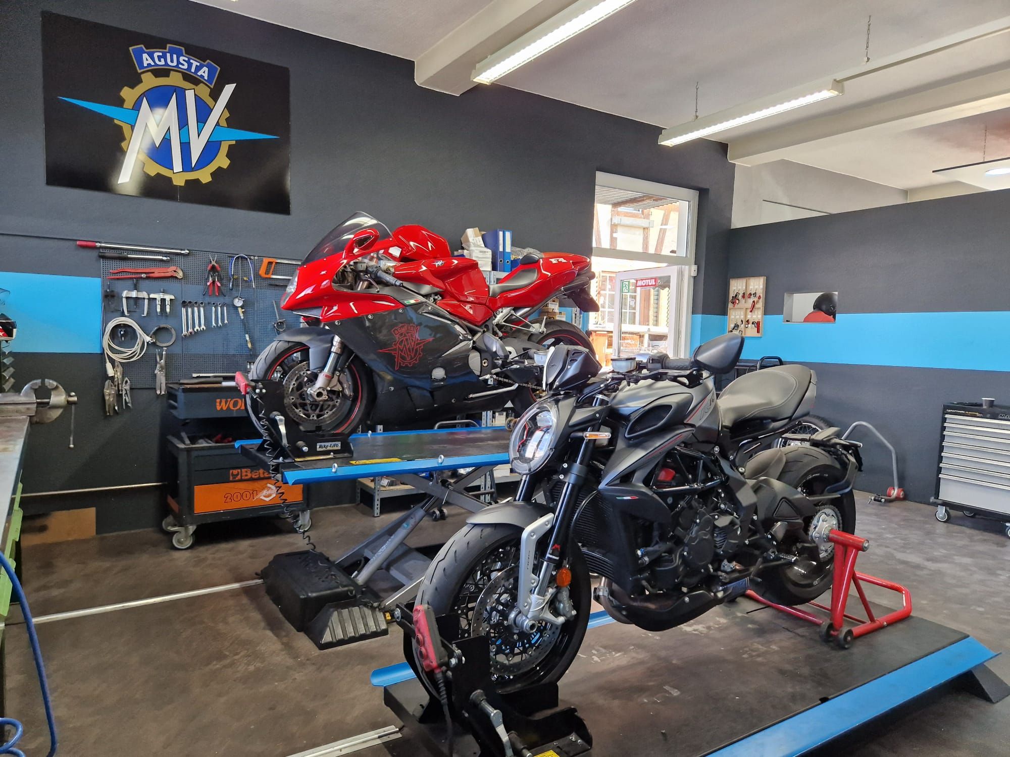 Zwei MV Agusta Modelle auf Hebebühnen in der Werkstatt von Rinos Bike & Passion