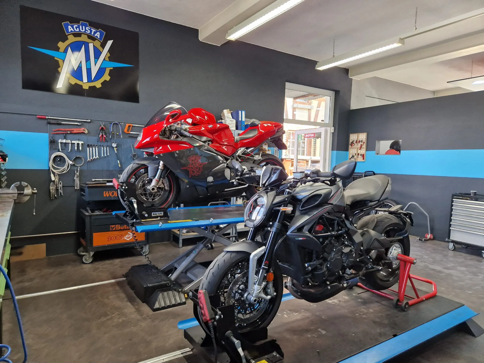 Motorradszene bei Rinos Bike & Passion in Wangen b. Dübendorf